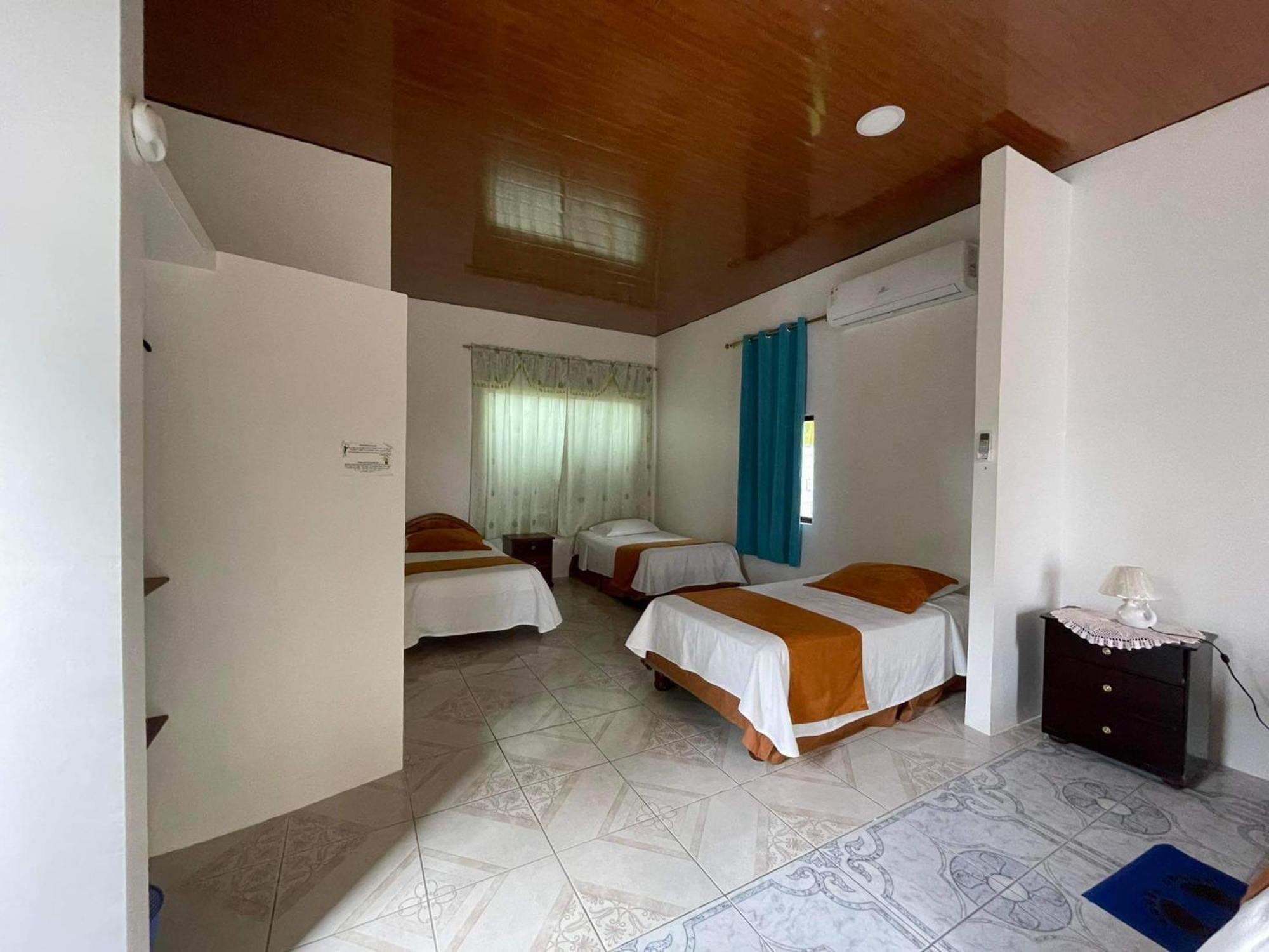 Hostal Muro De Las Lagrimas With High Speed Internet Starlink Puerto Villamil Exterior foto