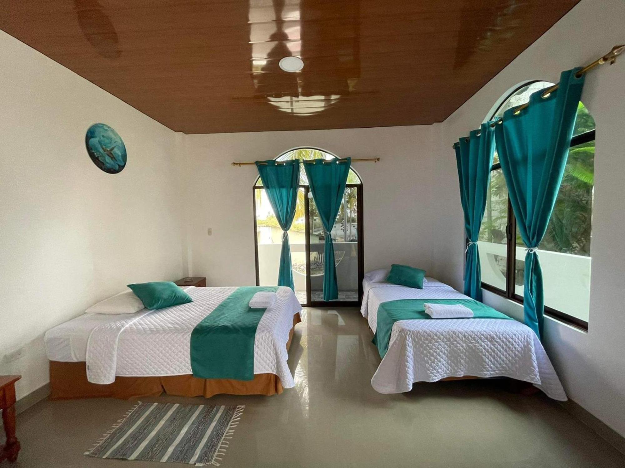 Hostal Muro De Las Lagrimas With High Speed Internet Starlink Puerto Villamil Exterior foto